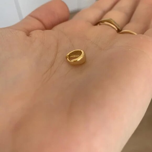 The Gemma in Ouro Gold chunky mini hoop earrings hoops huggie - Picture 2 of 4